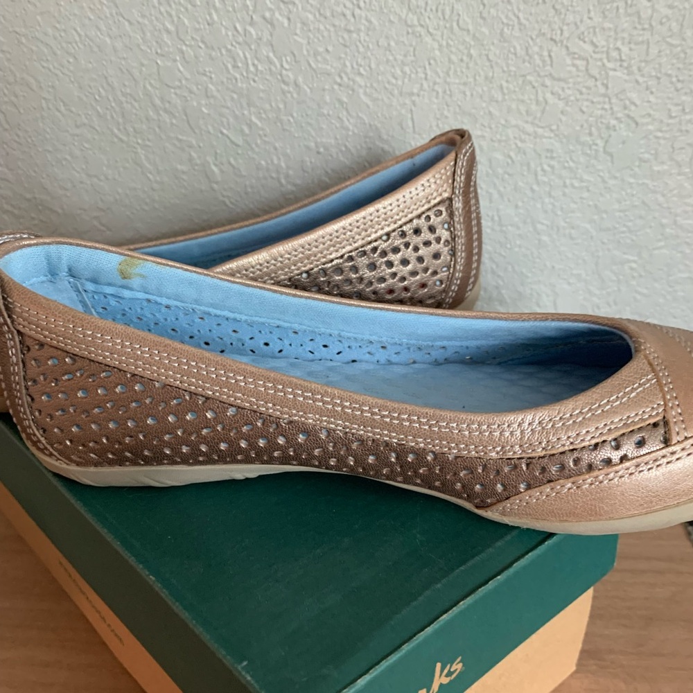 Clarks Women's Tan and Brown Flats Orbit Flight size 9.5 - Picture 6 of 9